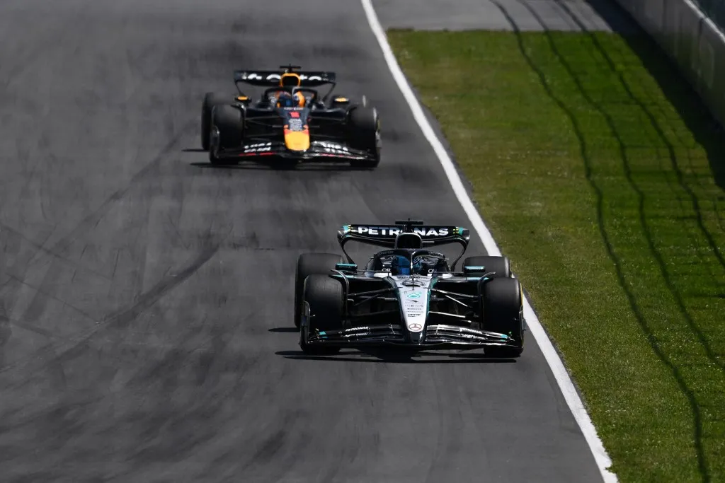 MONTREAL, QUEBEC - JUNE 15: George Russell of Great Britain driving the (63) Mercedes AMG Petronas F1 Team W16 leads Max Verstappen of the Netherlands driving the (1) Oracle Red Bull Racing RB21 on track during the F1 Grand Prix of Canada at Circuit Gilles-Villeneuve on June 15, 2025 in Montreal, Quebec.   Minas Panagiotakis/Getty Images/AFP (Photo by Minas Panagiotakis / GETTY IMAGES NORTH AMERICA / Getty Images via AFP)