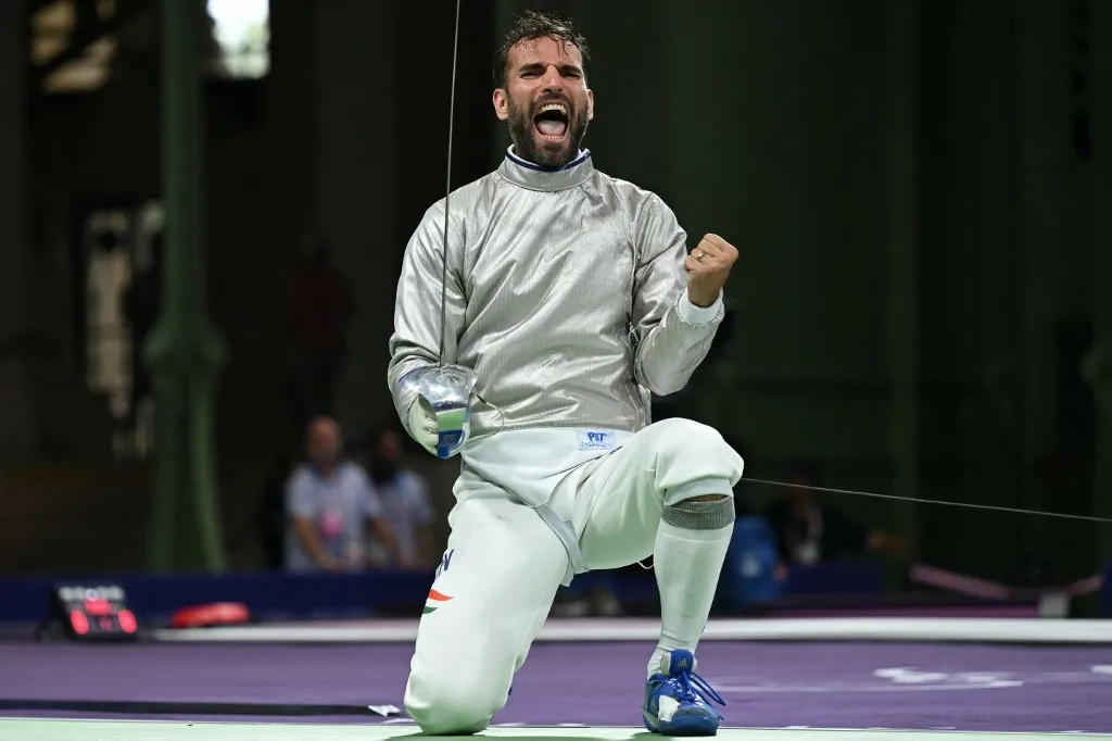 kardcsapat Hungary's Aron Szilagyi celebrates after winning against Iran's team in the men's sabre team semi-final bout between Iran and Hungary during the Paris 2024 Olympic Games at the Grand Palais in Paris, on July 31, 2024. (Photo by Fabrice COFFRINI / AFP)