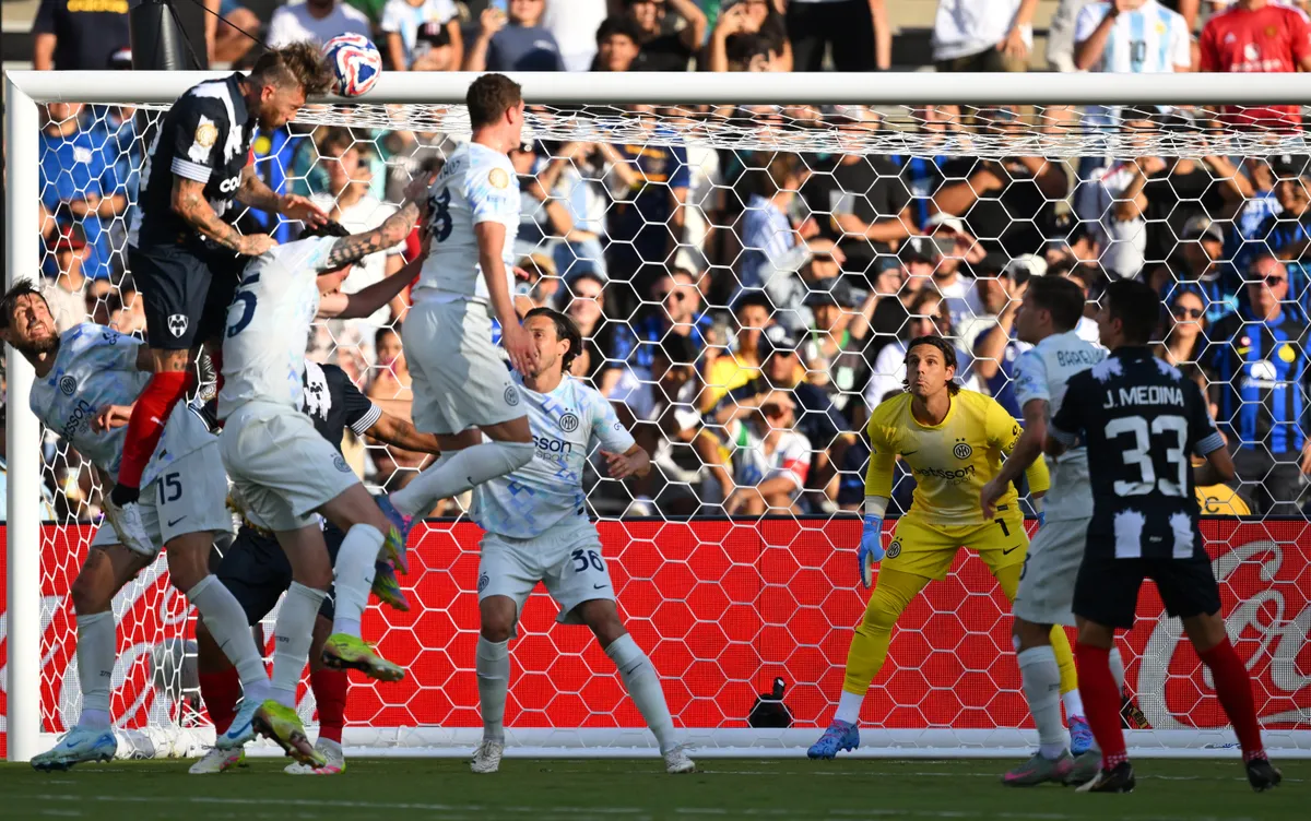 klubvébé, Inter Milan's Swiss goalkeeper #01 Yann Sommer looks on as Monterrey's Spanish defender #93 Sergio Ramos heads the ball to score the opening goal during the FIFA Club World Cup 2025 Group E football match between Mexico's Monterrey and Italy's Inter Milan at the Rose Bowl stadium in Pasadena on June 17, 2025. (Photo by Patrick T. Fallon / AFP)