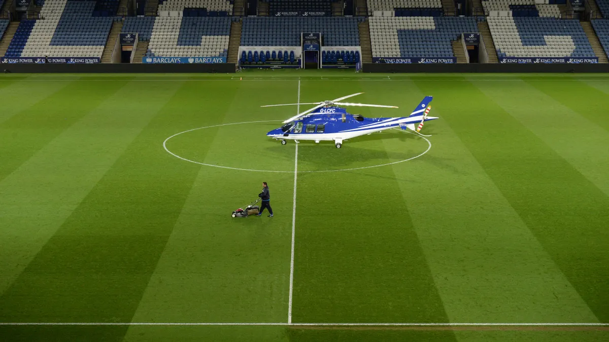 Helikopter szállt le a pálya szélére a focimeccs kellős közepén – videó