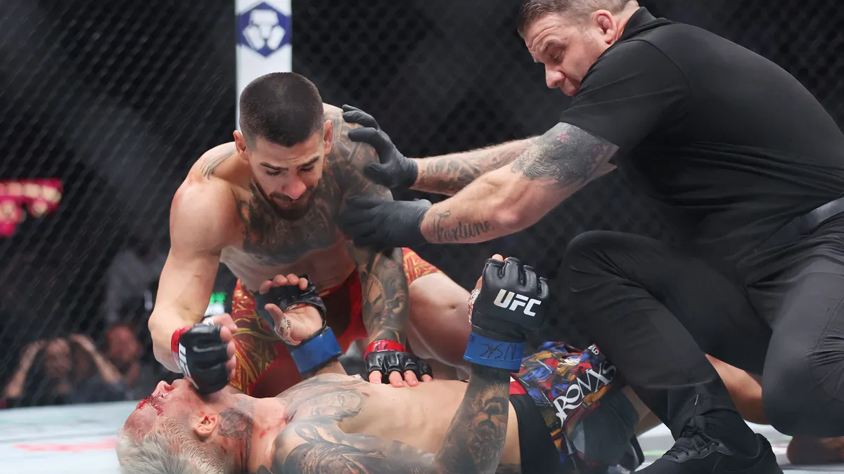 Zsákként dőlt el a halálpontos ütés után a UFC-bajnok – videó