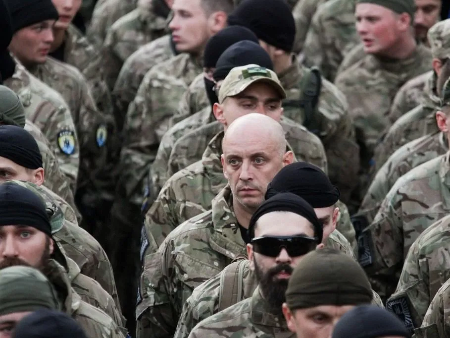 Az Azov Légia, azon halálbrigádok egyike, akik félelemben tartják a lakosságok. Európa hősei...