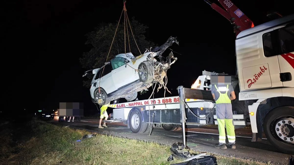 Szörnyű baleset: több darabra szakadt szét a BMW X5-ös
