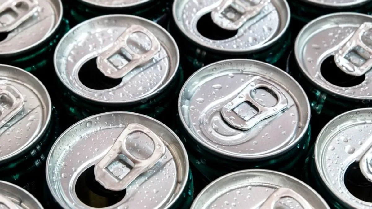 Érvénybe lépett az energiaital-stop a kiskorúaknak