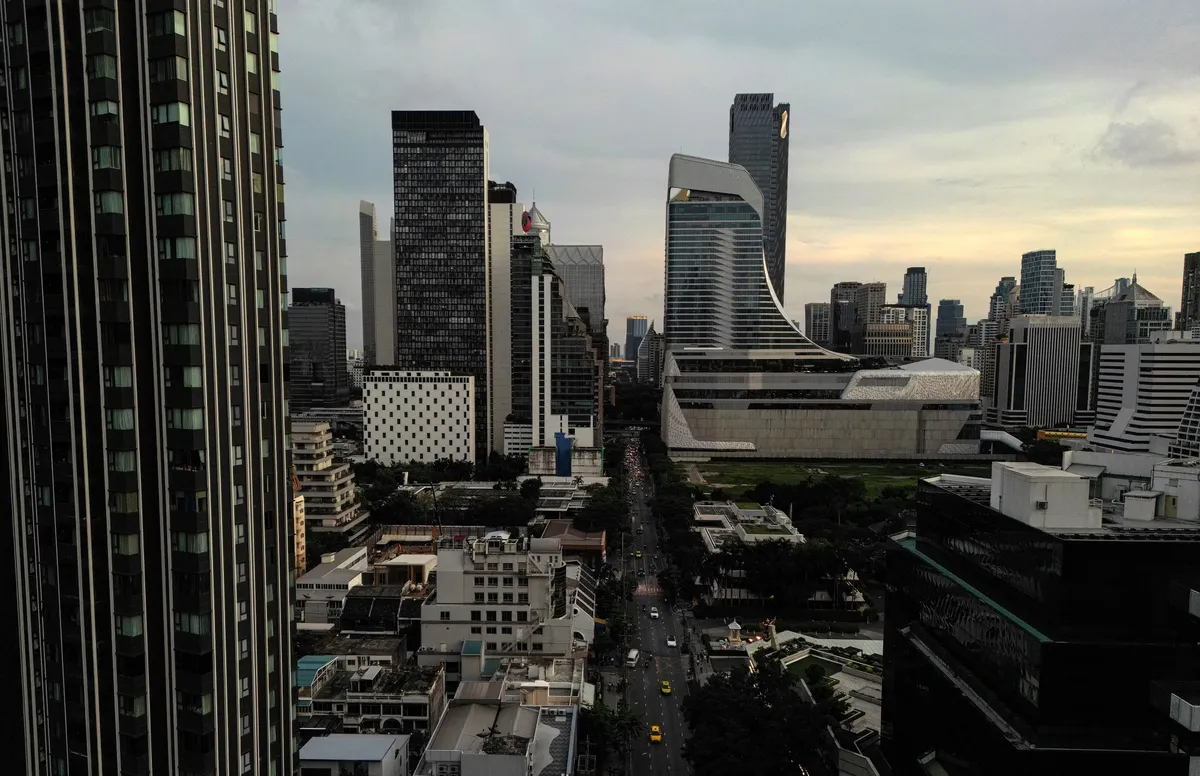 Forma-1, This aerial photo shows traffic along a road between high-rise buildings in Bangkok on May 19, 2025. (Photo by Amaury PAUL / AFP)