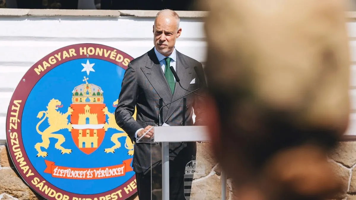Honvédelmi miniszter: Míg mások a háborúhoz, mi a békéhez gyűjtünk erőt