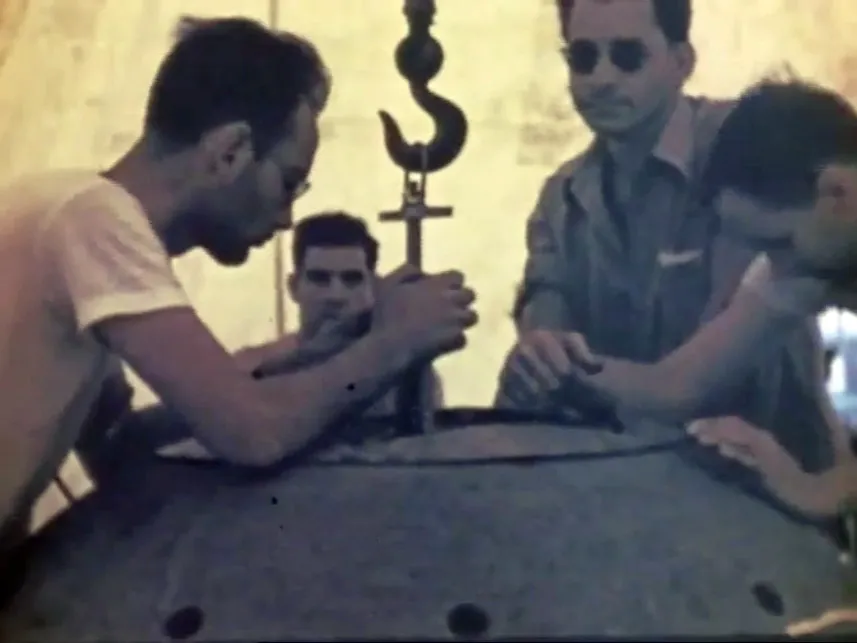 Harry Daghlian (balra középen) és Louis Slotin (jobbra középen) a Trinity-teszt idején. A két fizikus a „démonmaggal” végzett kísérletek során bekövetkezett balesetek következtében haltak meg.