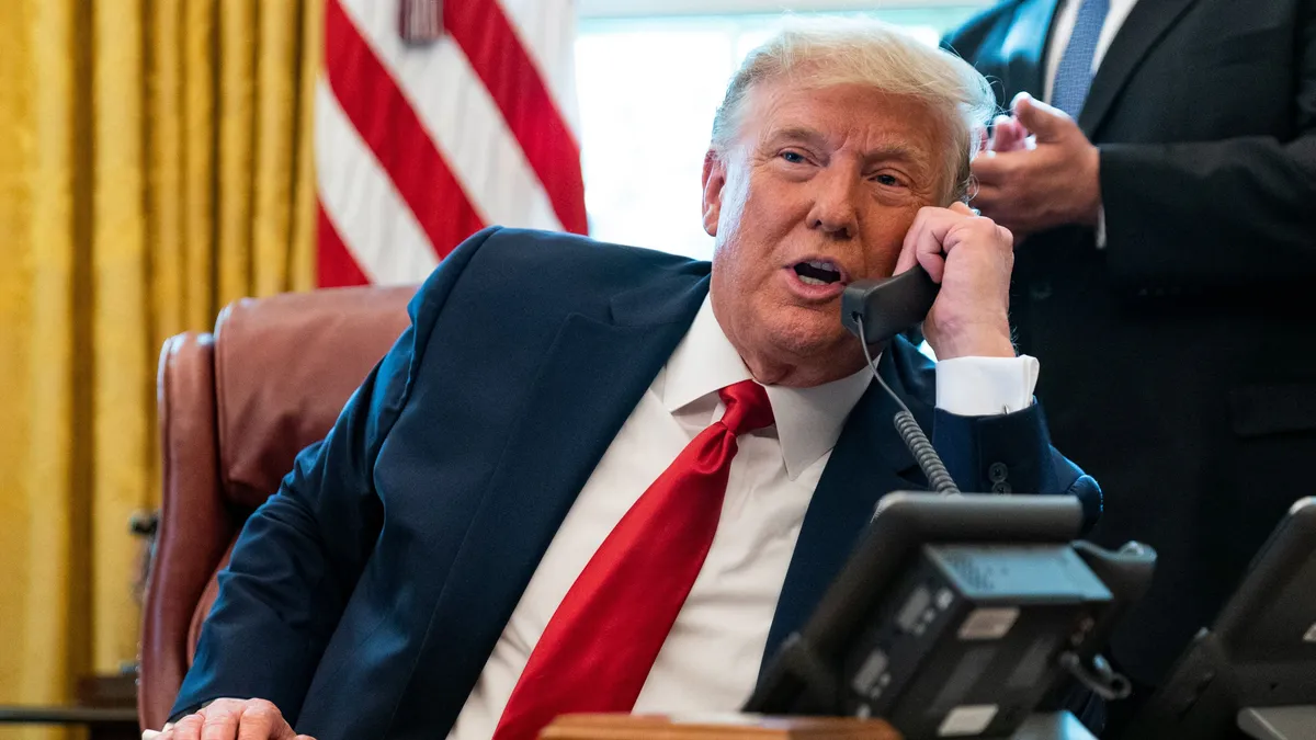 Könnyebb felhívni Donald Trumpot, mint hinné