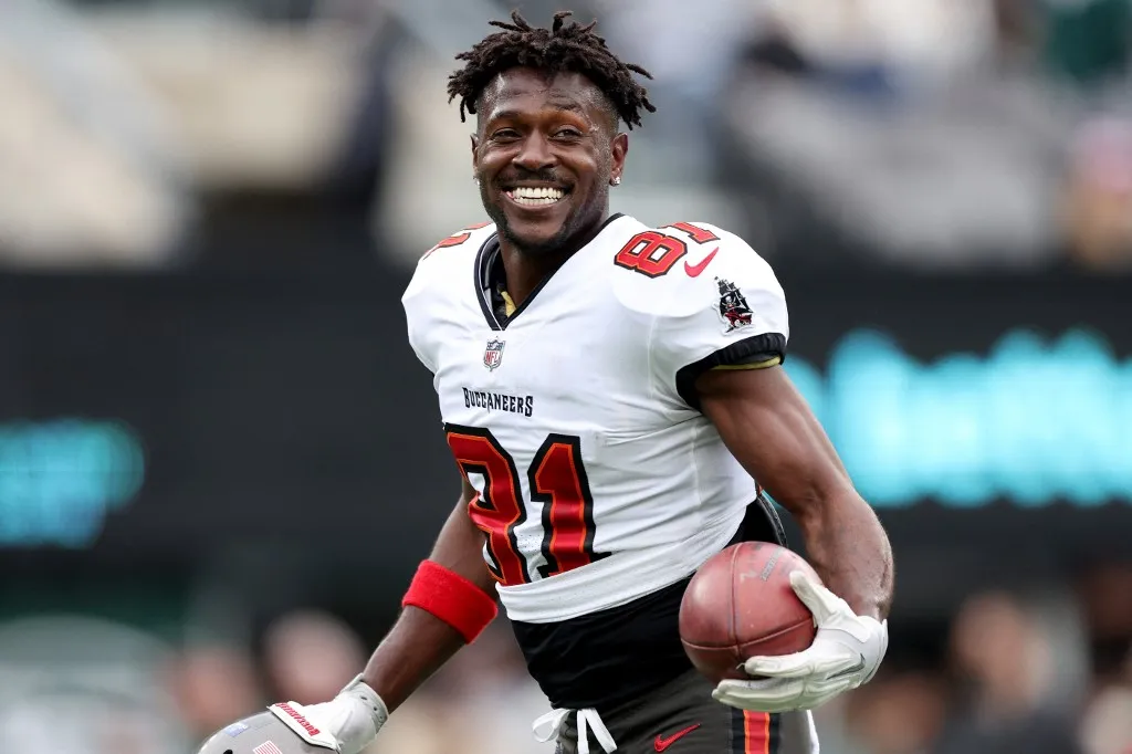 NFL EAST RUTHERFORD, NEW JERSEY - JANUARY 02: Antonio Brown #81 of the Tampa Bay Buccaneers warms up prior to the game against the New York Jets at MetLife Stadium on January 02, 2022 in East Rutherford, New Jersey.   Elsa/Getty Images/AFP (Photo by ELSA / GETTY IMAGES NORTH AMERICA / Getty Images via AFP)