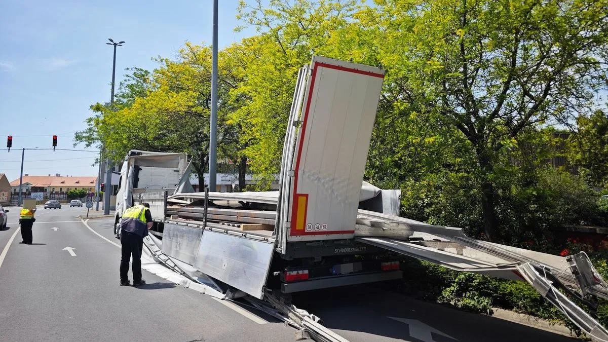 Részegen tört-zúzott a városban: a felüljáró letépte a kamion tetejét, a sofőr észre sem vette