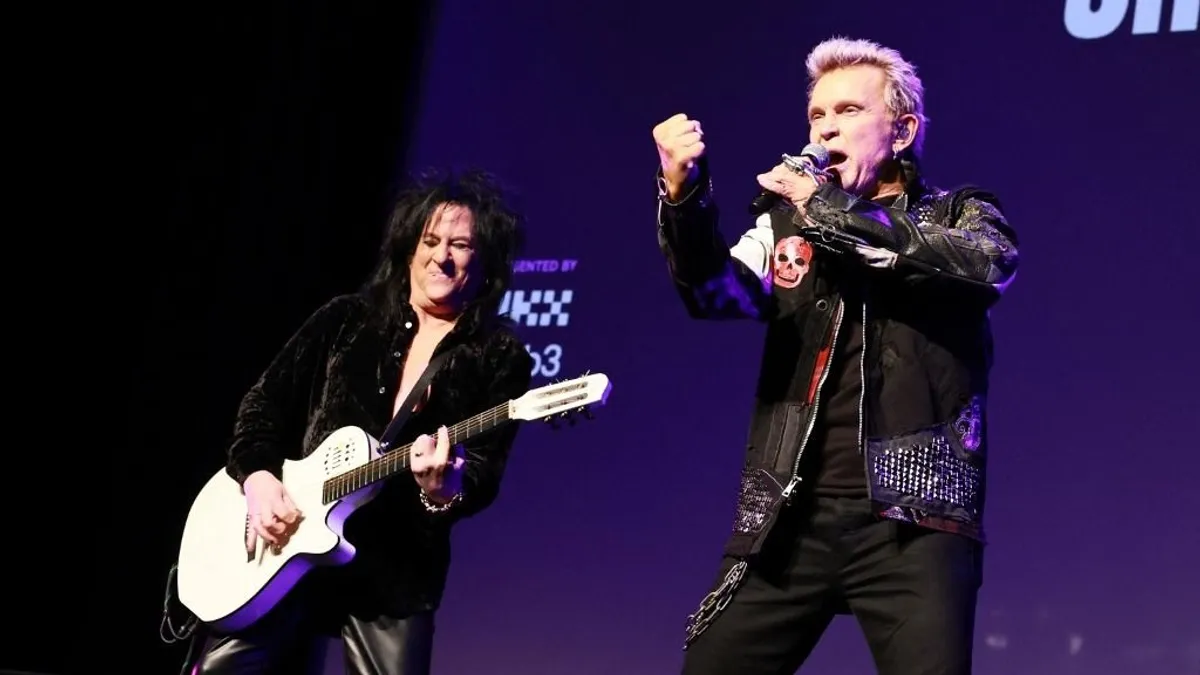 Az egykor önpusztító életet élő Billy Idol egy kínos emlékéről beszélt