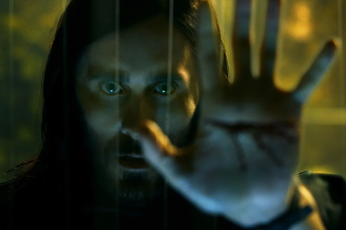 Les premières photos de Jared Leto jouant le role du vampire Morbius dans le film de Sony Pictures en collaboration avec Marvel Jared Leto jouant le role du vampire Morbius dans le film de Sony Pictures en collaboration avec Marvel We now have our first look and official trailer at Marvel's latest film Jared Leto in Morbius. Originally announced back in June of 2018, Leto stars in Sony Pictures upcoming Spider-Man spin-off about the scientific vampire villain, Morbius. The newly surfaced photo reveals Leto playing Dr. Michael Morbius, Ph.D., M.D. January 13, 2020 ***EXCLUSIVE***