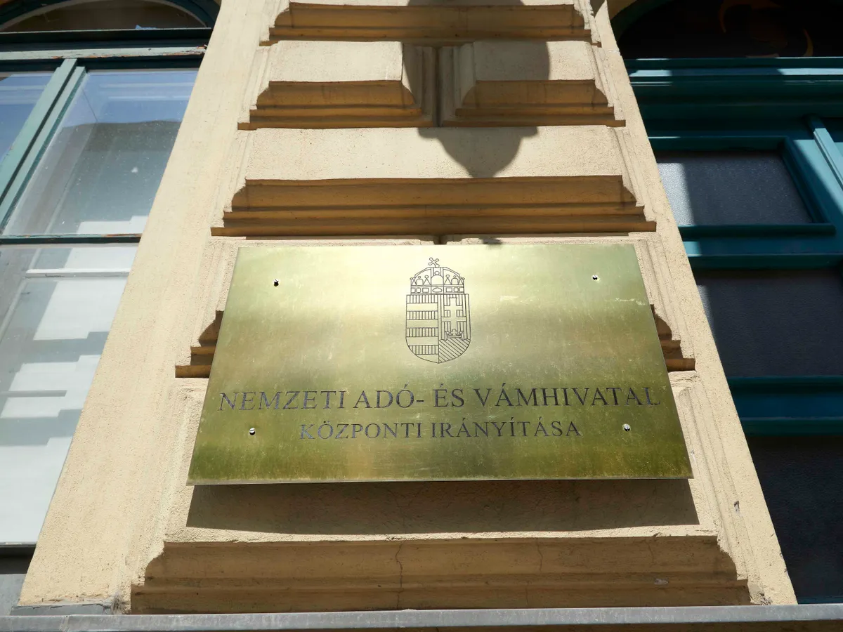 Nemzeti Adó és Vámhivatal, NAV, Budapest, 2023. május 20.
Cégtábla a Nemzeti Adó- és Vámhivatal (NAV) Központi irányításának helyet adó épületen a főváros V. kerületében, a Széchenyi utcában.
MTVA/Bizományosi: Róka László 
***************************
Kedves Felhasználó!
Ez a fotó nem a Duna Médiaszolgáltató Zrt./MTI által készített és kiadott fényképfelvétel, így harmadik személy által támasztott bárminemű – különösen szerzői jogi, szomszédos jogi és személyiségi jogi – igényért a fotó szerzője/jogutódja közvetlenül maga áll helyt, az MTVA felelőssége e körben kizárt.