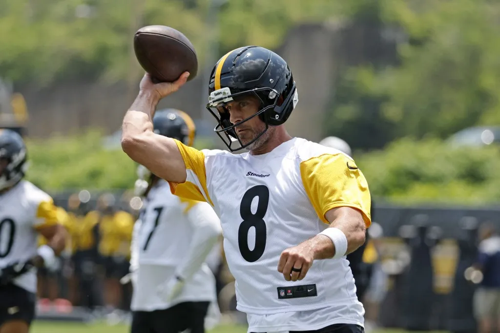 NFL PITTSBURGH, PENNSYLVANIA - JUNE 10: Quarterback Aaron Rodgers #8 of the Pittsburgh Steelers participates during mandatory minicamp at UPMC Rooney Sports Complex on June 10, 2025 in Pittsburgh, Pennsylvania.   Justin K. Aller/Getty Images/AFP (Photo by Justin K. Aller / GETTY IMAGES NORTH AMERICA / Getty Images via AFP)