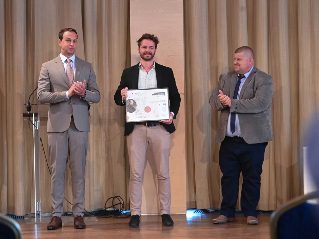 Szatmárcseke, Kölcsey Ferenc Nemzeti Emlékhely, tervek, Szatmárcseke–Himnusz Emlékhely és Kölcsey Ferenc Emlékkiállítás, 2005.06.18.,  Budapest, 2025. június 18.
Lánszki Regő, az Építési és Közlekedési Minisztérium építészeti államtitkára (b), Turi Gergő,