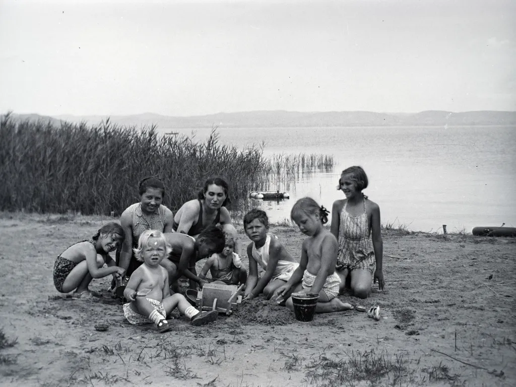 Nézze meg képeinket a régi balatoni nyaralások, régibalatoninyaralások, strand, strandolás, archív, galéria, 2025