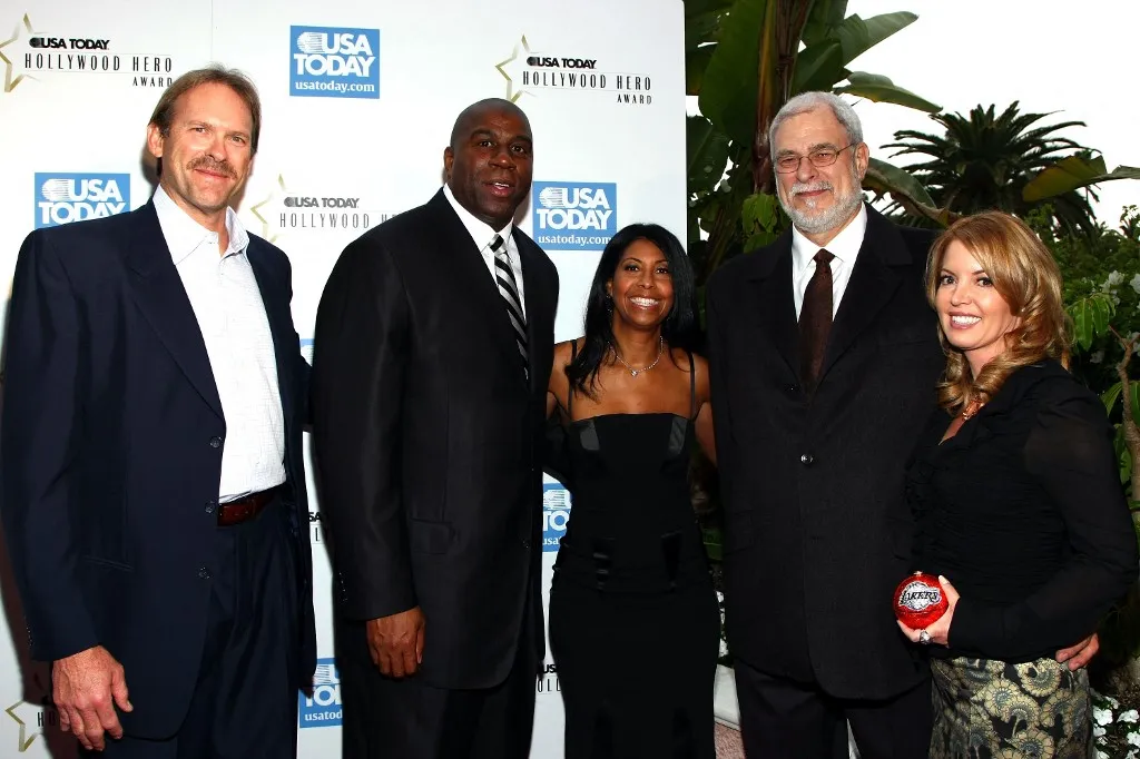 LOS ANGELES, CA - MAY 06:  (L-R) Former NBA players Kurt Rambis, Earvin 'Magic' Johnson, Cookie Johnson, head coach of the Los Angeles Lakers, Phil Jackson and Executive Vice President of the Los Angeles Lakers Jeanie Buss pose for photos during arrivals for the USA TODAY Hollywood Hero honoring Magic Johnson at the Beverly Hills Hotel on May 6, 2008 in Los Angeles, California.  (Photo by Alberto E. Rodriguez/Getty Images for USA Today) (Photo by Alberto E. Rodriguez / Getty Images North America / Getty Images via AFP)