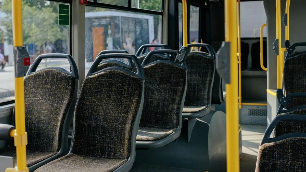 Elképesztő: a forró buszon felejtettek egy hétéves kislányt Tatán