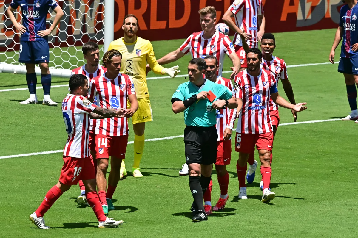 Kovács István, Romanian referee Istvan Kovacs (C) shows a red card to Atletico Madrid's French defender #15 Clement Lenglet (2ndL) during the Club World Cup 2025 Group B football match between France's Paris Saint-Germain and Spain's Atletico de Madrid at the Rose Bowl stadium in Los Angeles on June 15, 2025. (Photo by Frederic J. Brown / AFP)