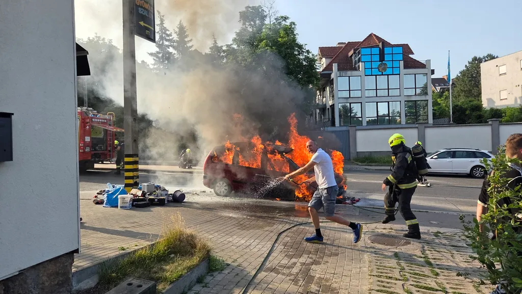Kigyulladt egy autó, Kigyulladtegyautó, tűz, tűzoltók, A tűzoltók oltják a kigyulladt autót