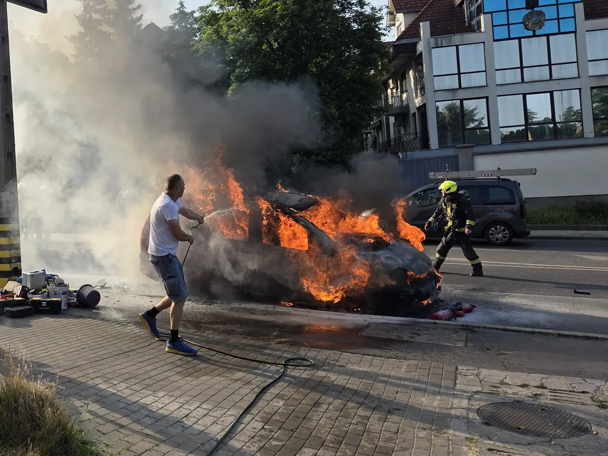 Reagált a katasztrófavédelem a nagykövetség előtt kiégett autó ügyében.
