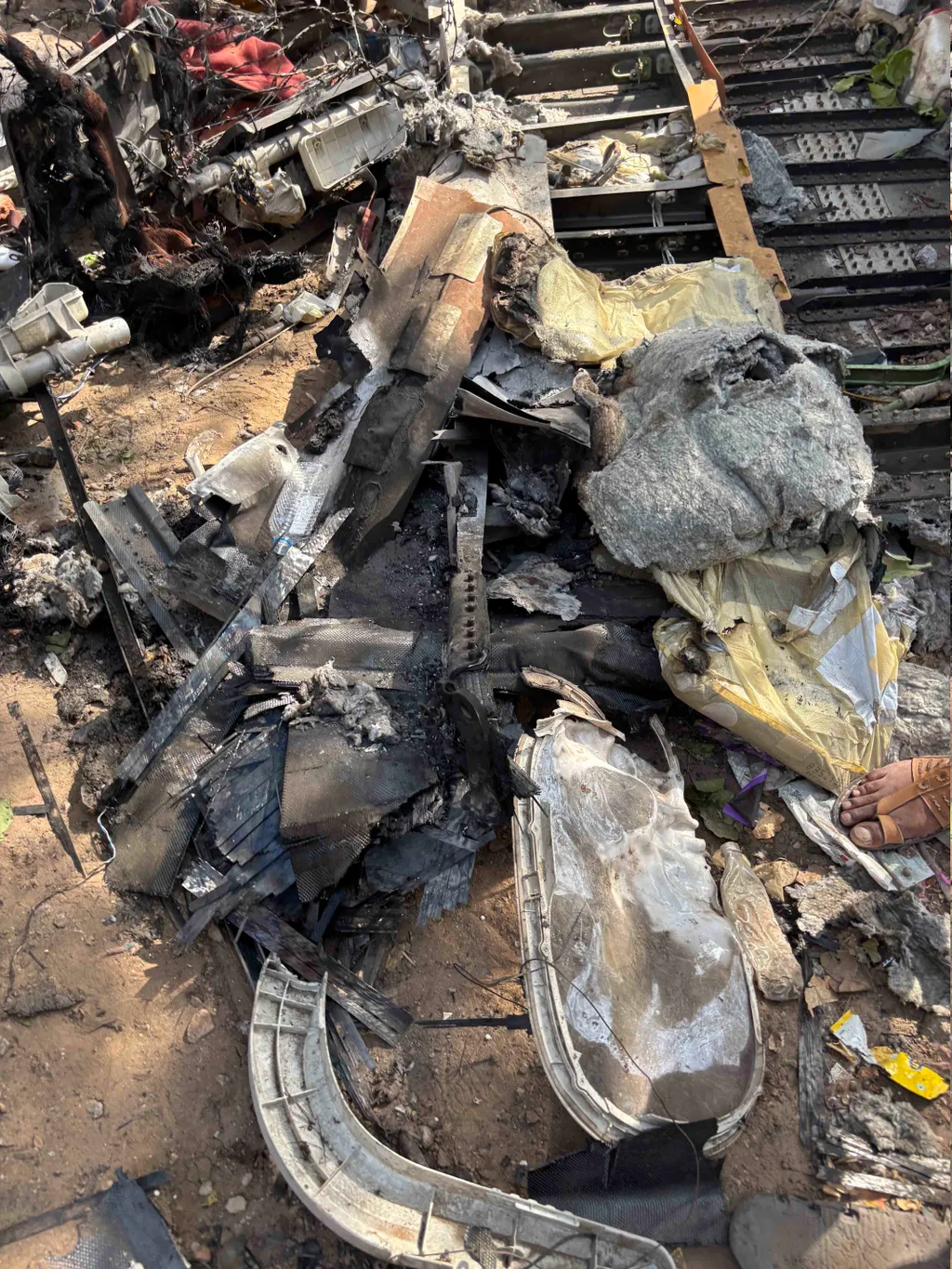 utasszállító repülőgép repülőgép, baleset, lezuhant, repülőgépbaleset, India, Air India, Air India 171-es járat, 2025.06.12., Indiarepülőgépbaleset, Ahmadábád, 2025. június 12.
Roncsok a baleset helyszínén a Gudzsarát állambeli Ahmadábádban 2025. június 1