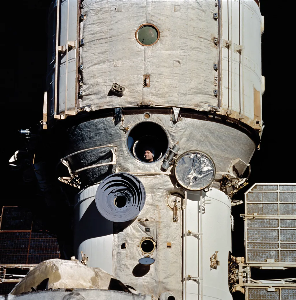 űrutazás, megérkezés, Holdra szállás, MIR, Neil Armstrong