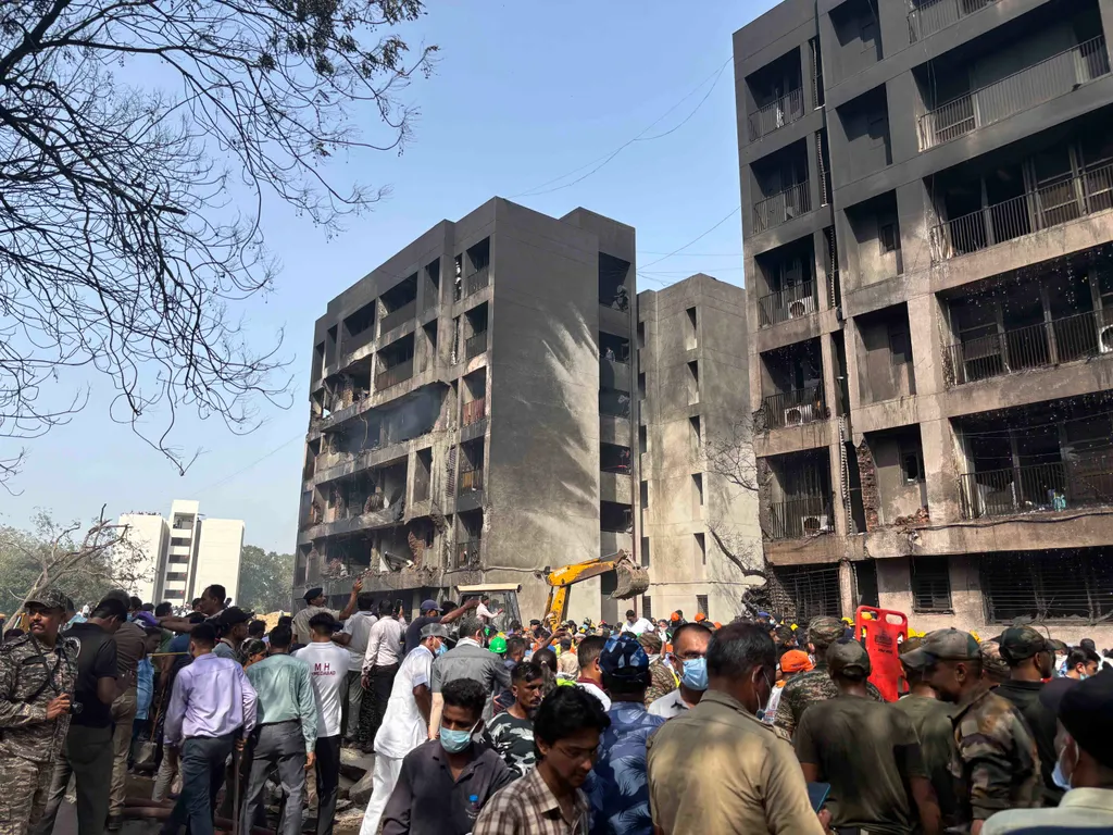 utasszállító repülőgép repülőgép, baleset, lezuhant, repülőgépbaleset, India, Air India, Air India 171-es járat, 2025.06.12., Indiarepülőgépbaleset, Ahmadábád, 2025. június 12.
A baleset helyszínén gyülekeznek emberek a Gudzsarát állambeli Ahmadábádban 20