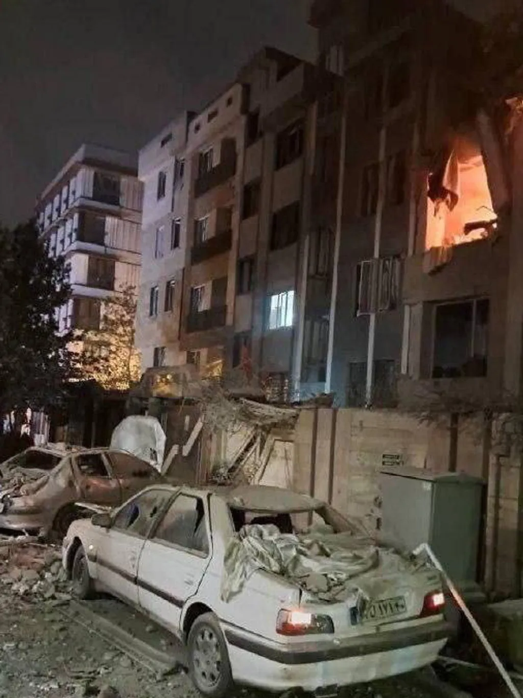 Izrael, Irán, háború, Izrael légicsapás, zsidó állam, Teherán, fegyverkezés,  nukleáris fegyverkezés, 2025.06.11., IzraelIránháború Teherán, 2025. június 13.
Az iráni Forradalmi Gárda (IRGC) felvétele épülettörmelékekkel borított járművekról Teheránban 20