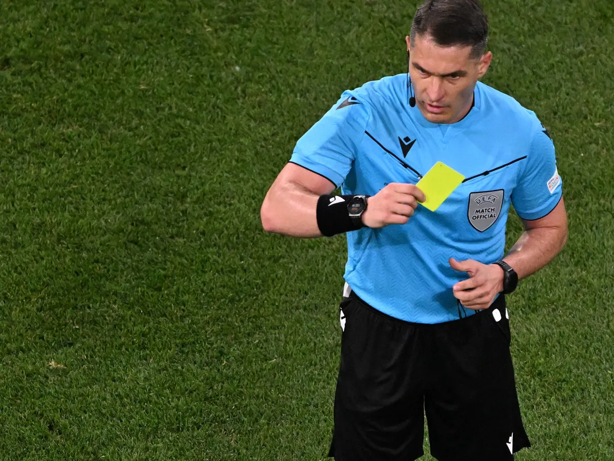 Kovács István, Romanian referee Istvan Kovacs shows the yellow card to Inter Milan's Italian head coach Simone Inzaghi during the UEFA Champions League final football match between Paris Saint-Germain (PSG) and Inter Milan in Munich, southern Germany on May 31, 2025. (Photo by Kirill KUDRYAVTSEV / AFP)