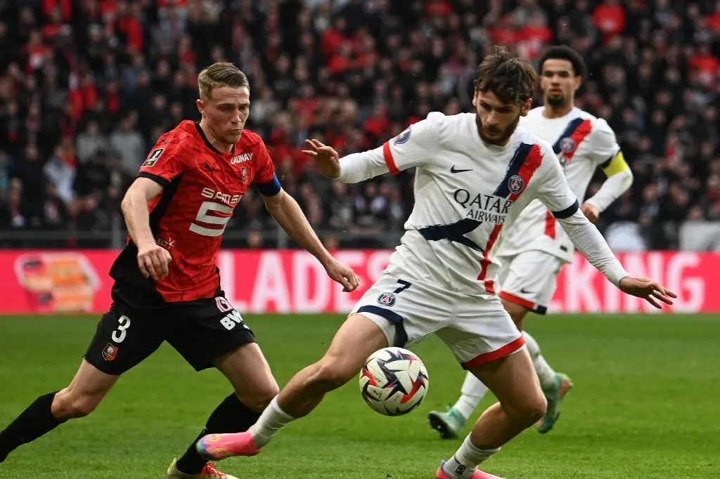 Kerkez Milos Rennes' French defender #03 Adrien Truffert fight for the ball against Paris Saint-Germain's Georgian forward #07 Khvicha Kvaratskhelia during the French L1 football match between Stade Rennais FC and Paris Saint-Germain (PSG) at Roazhon Park Stadium in Rennes, western France on March 8, 2025. (Photo by JEAN-FRANCOIS MONIER / AFP)