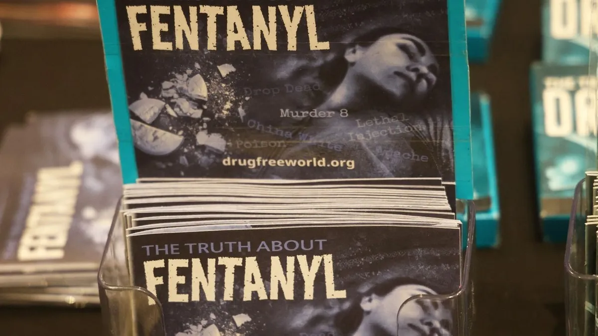 A fentanil veszélyeiről szóló szórólapok egy kulturális programon az Ontario állambeli Markhamban, Kanadában 2025. március 24-én. (Fotó: Creative Touch Imaging/NurPhoto /AFP)