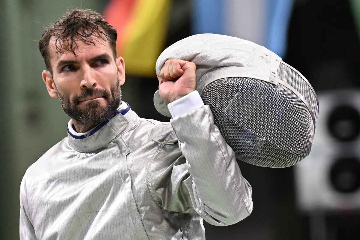 Párizs, 2024. július 31.
Szilágyi Áron, a magyar csapat tagja a 2024-es párizsi nyári olimpia férfi kard csapatverseny negyeddöntőjében a Grand Palais kiállítócsarnokban 2024. július 31-én.
MTI/Illyés Tibor