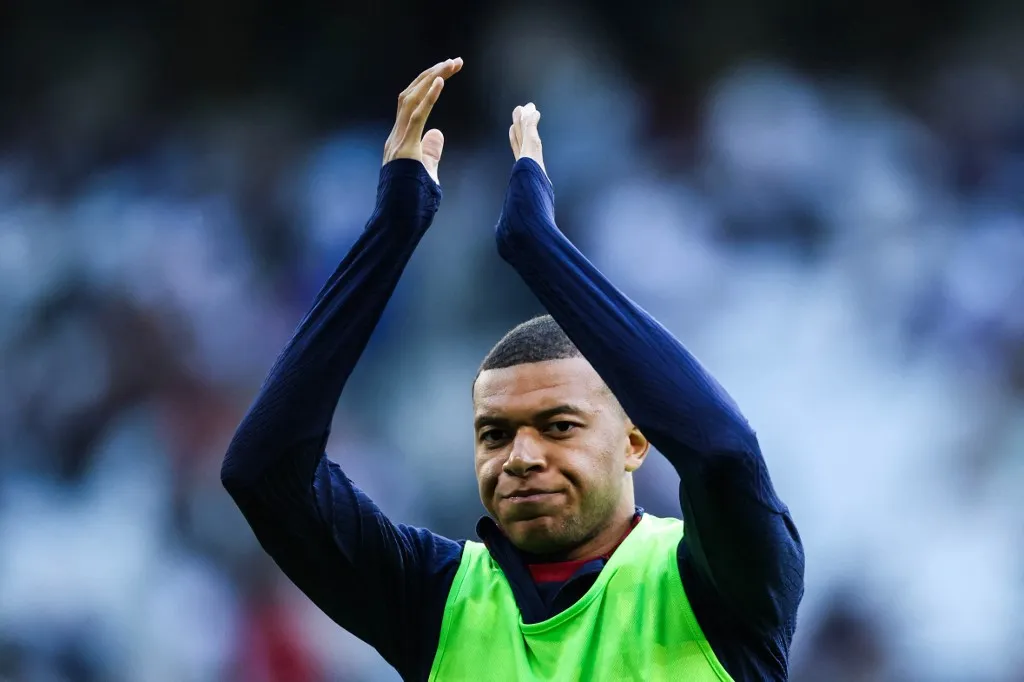 Kylian Mbappé, Mbappe Kylian of Paris Saint Germain (PSG) is waving at the supporters ahead of the French Cup Final football match between Paris Saint-Germain and Olympique Lyonnais OL at Stade Pierre-Mauroy, in Villeneuve-d'Ascq, northern France, on May 25, 2024. (Photo by Ibrahim Ezzat/NurPhoto) (Photo by Ibrahim Ezzat / NurPhoto / NurPhoto via AFP)