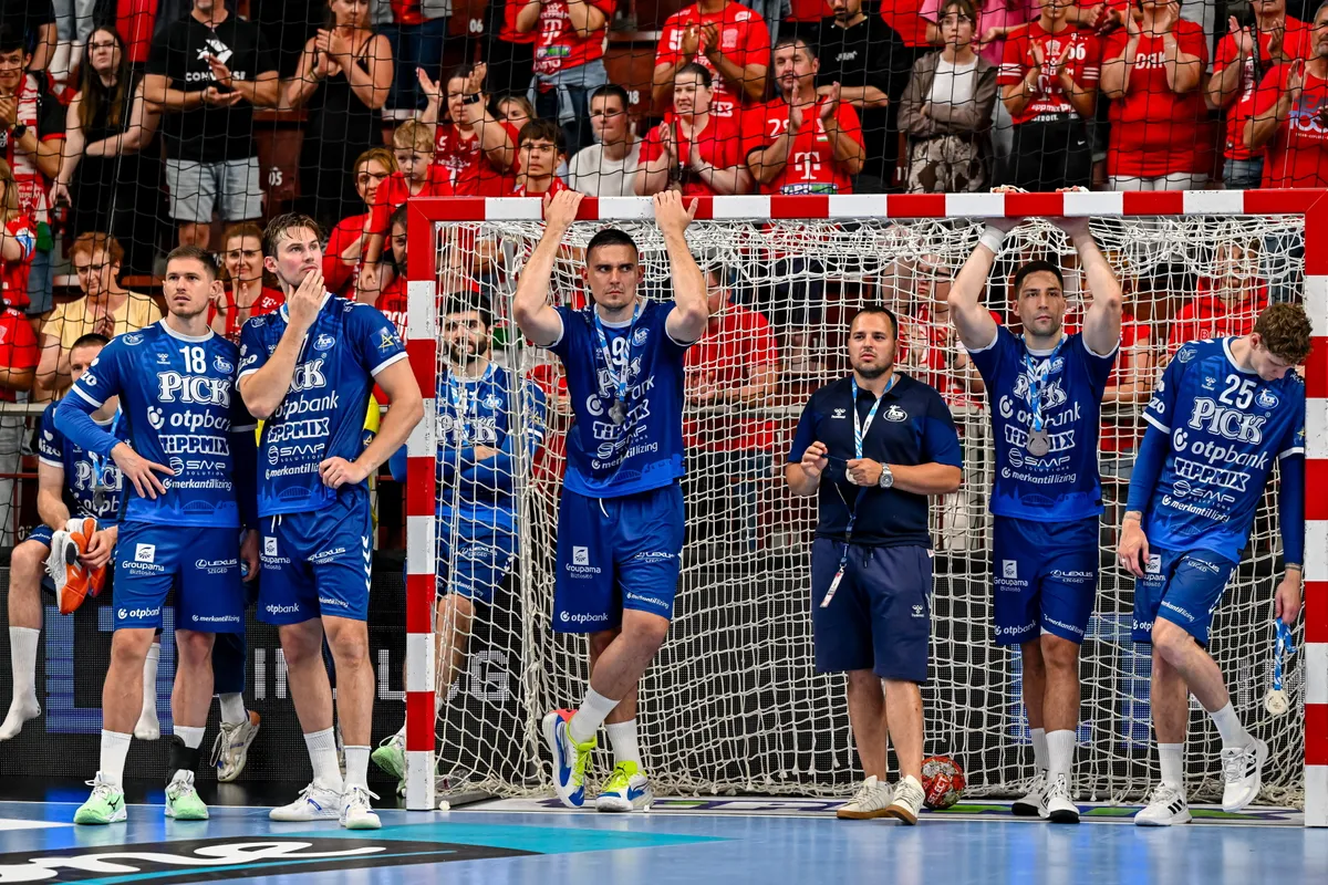 Veszprém, 2025. június 8.
A második helyezett OTP Bank-Pick Szeged játékosai, miután 34-31-re kikaptak a férfi kézilabda NB I döntőjének harmadik találkozóján, a One Veszprém HC - OTP Bank-Pick Szeged mérkőzésen a One Veszprém Arénában 2025. június 8-án.
MTI/Vasvári Tamás