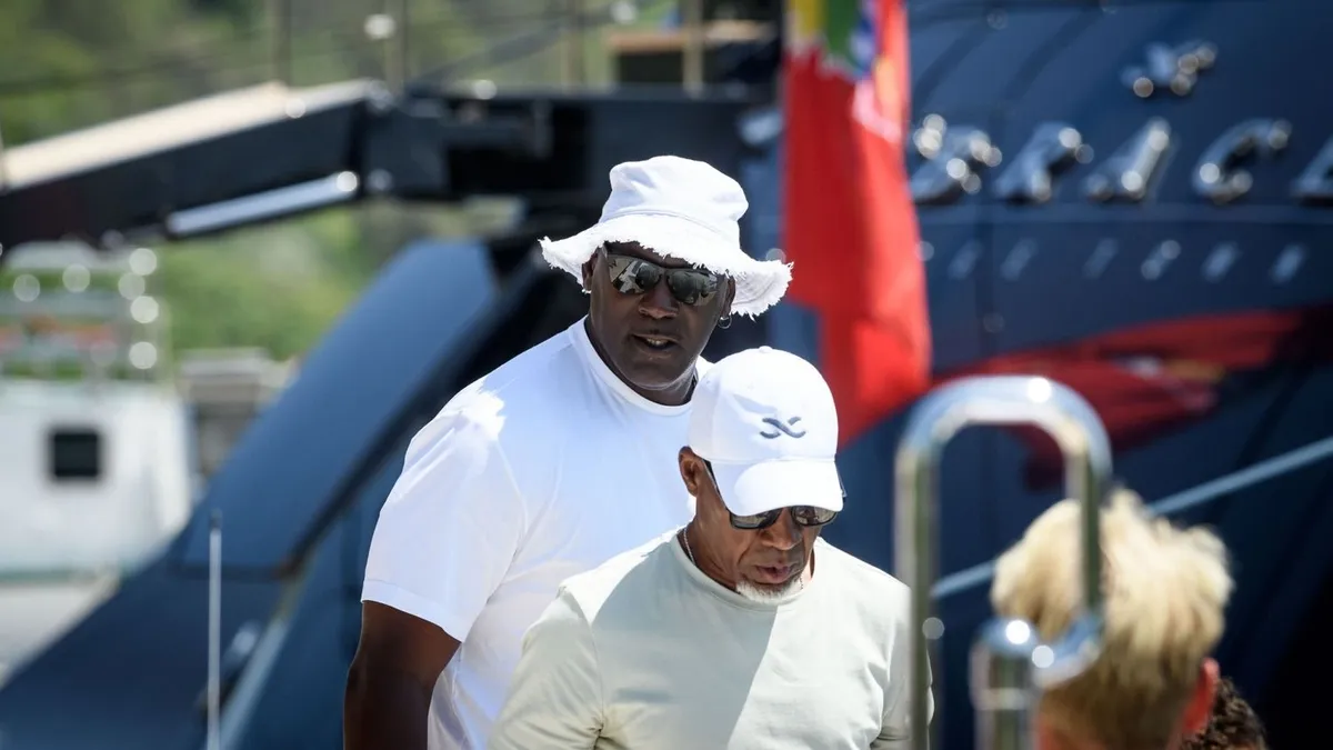 Óriási jachttal futott be a magyarok egyik kedvenc üdülőhelyére Michael Jordan – fotók