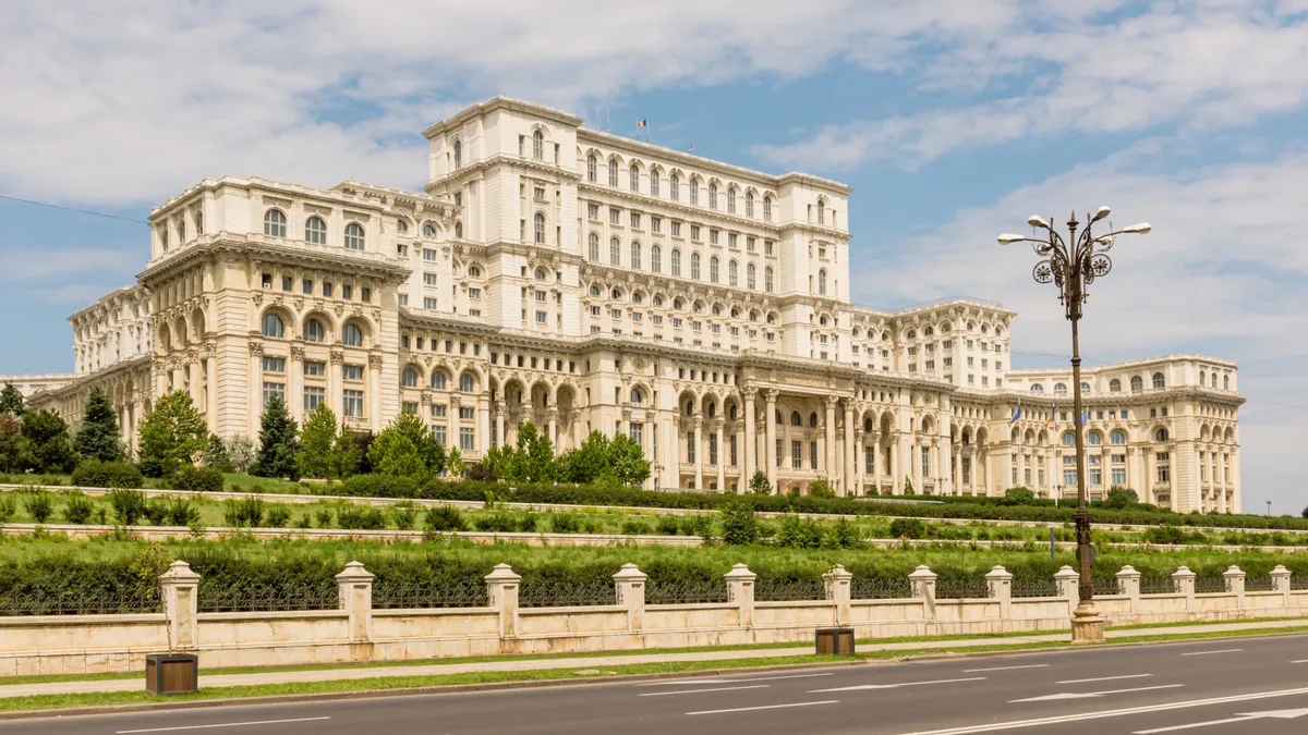 Bizalmat szavazott a román parlament az RMDSZ részvételével megalakult négypárti kormánynak. A képen a bukaresti parlament épülete.