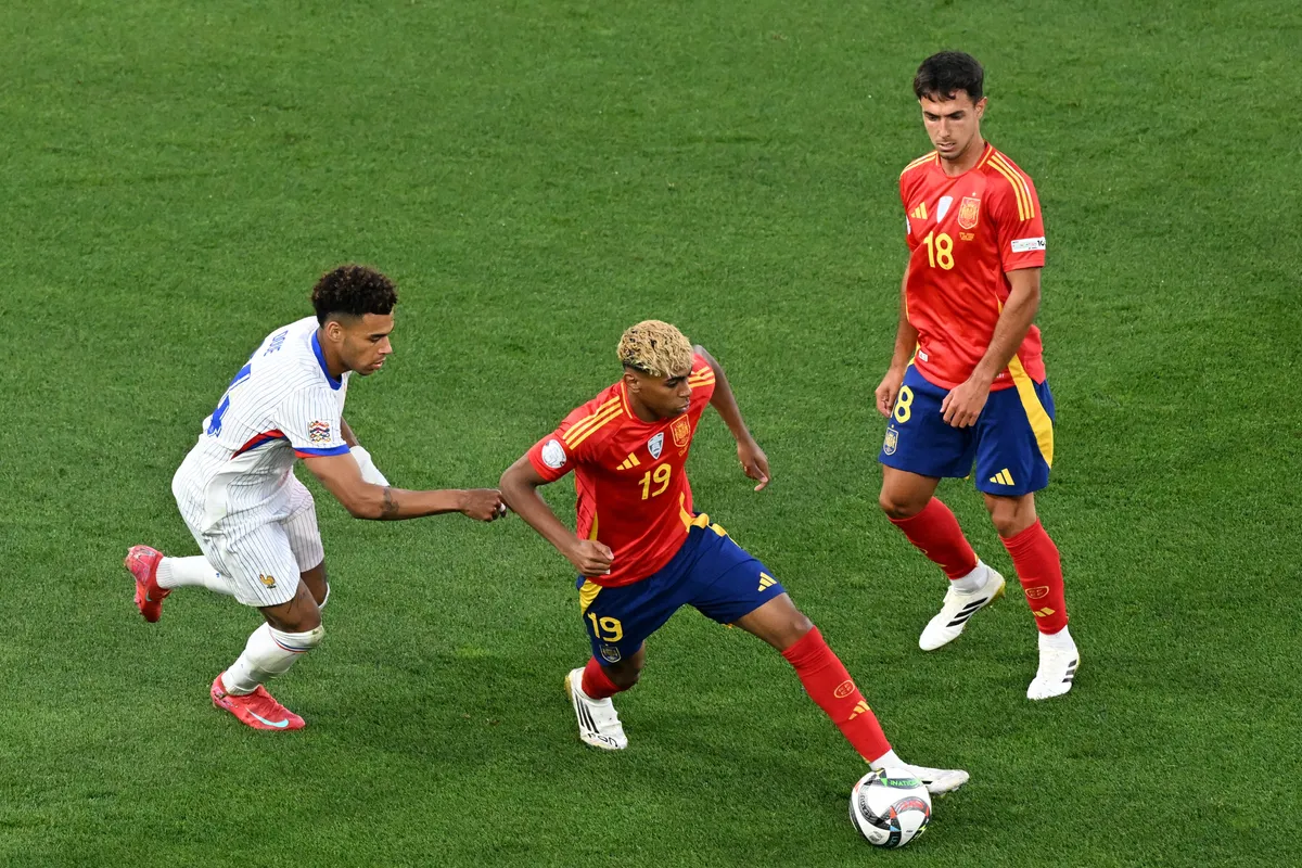 05 June 2025, Baden-Württemberg, Stuttgart: Soccer: Nations League A, Spain - France, play-off round, semi-final, Stuttgart Arena, Spain's Lamine Yamal (r) and France's Désiré Doué try to pass the ball. Photo: Bernd Weißbrod/dpa (Photo by BERND WEISSBROD / dpa Picture-Alliance via AFP)