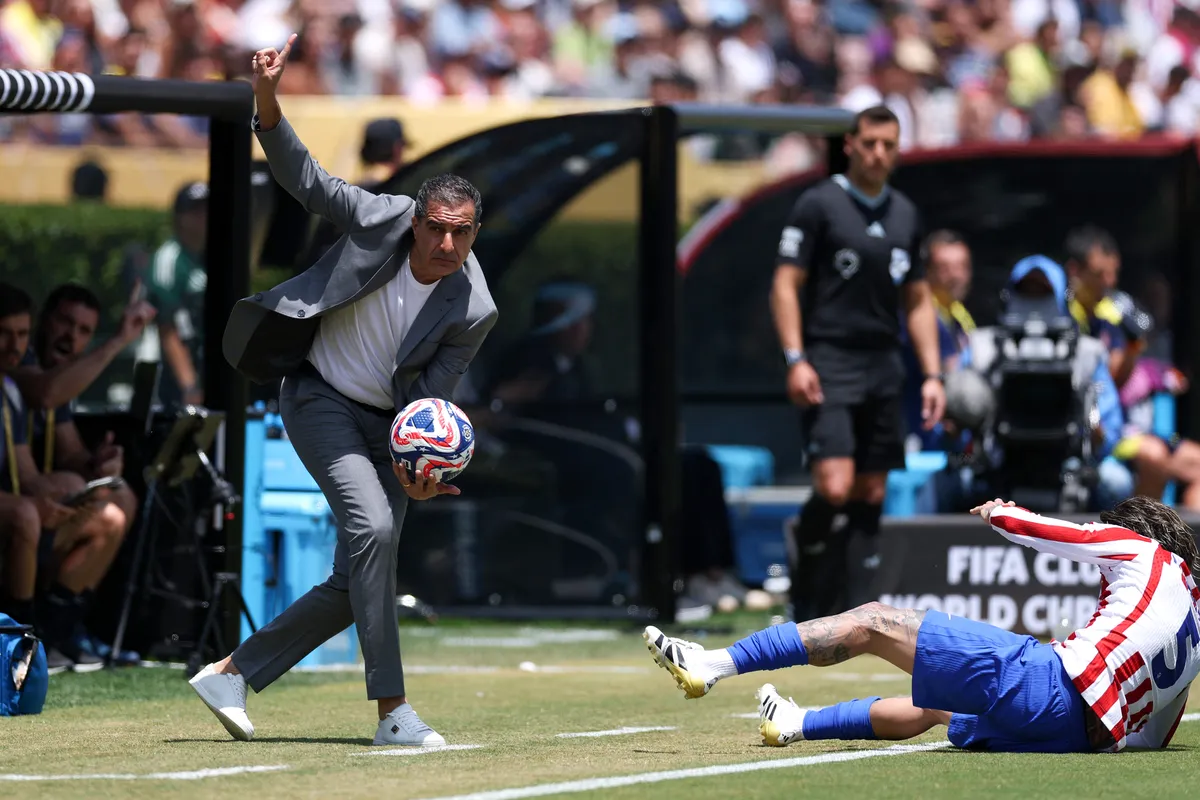 PASADENA, CALIFORNIA - JUNE 23: Renato Paiva, Head Coach of Botafogo, handles the ball during the FIFA Club World Cup 2025 group B match between Club Atletico de Madrid and Botafogo FR at Rose Bowl Stadium on June 23, 2025 in Pasadena, California.   Stu Forster/Getty Images/AFP (Photo by Stu Forster / GETTY IMAGES NORTH AMERICA / Getty Images via AFP), kirúgták