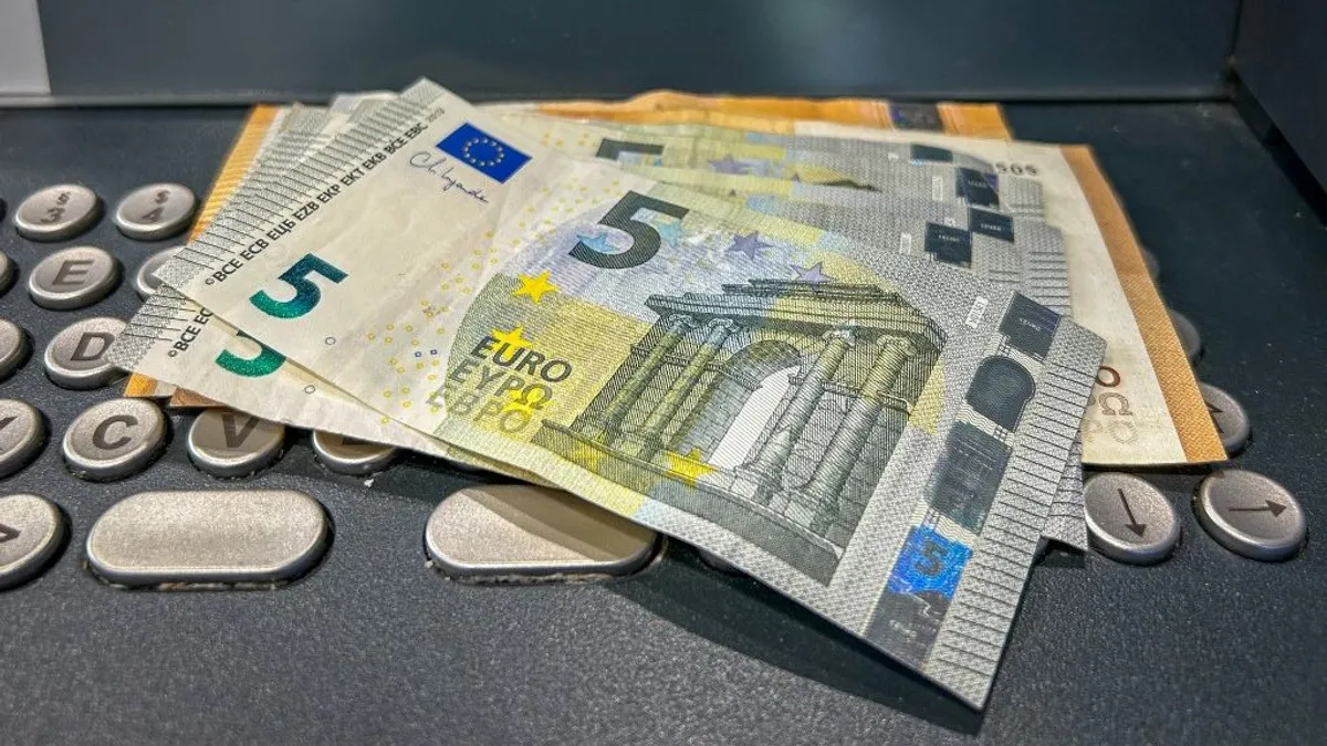 Itt a döntés: január 1-jén bevezetik az eurót