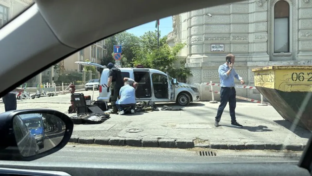 Baj van! Tűzszerészek vonultak ki a Fidesz székházához