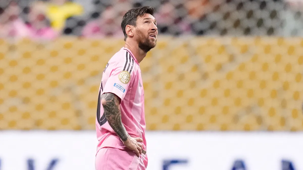 Kegyetlenül kigúnyolták a szurkolók az öregedő Lionel Messit – fotó