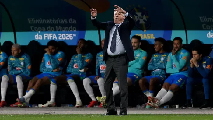 Carlo Ancelotti nyaral, klub-vb-t néz, majd hetven játékos közül válogat