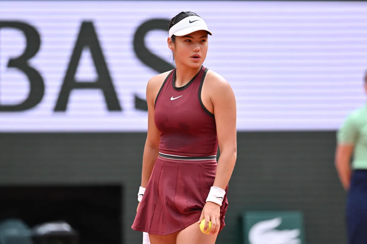 PARIS, FRANCE - MAY 28: Emma Raducanu of Great Britain competes against Iga Swiatek of Poland during the Women's Singles Second Round match on Day Four of the 2025 French Open at Roland Garros on May 28, 2025 in Paris, France. Mustafa Yalcin / Anadolu (Photo by MUSTAFA YALCIN / Anadolu via AFP)