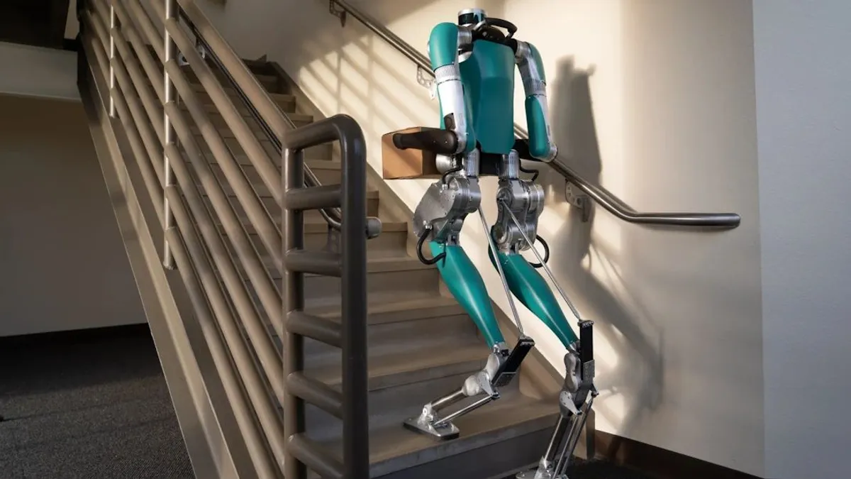 Humanoid robot kopogtathat az ajtaján