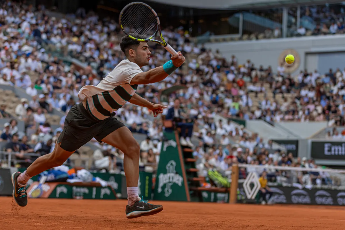 tenisz, Carlos Alcaraz returns the ball against Ben Shelton at the Roland Garros Grand Slam Tournament in Paris, France, on June 1, 2025. (Photo by Robert Szaniszlo/NurPhoto) (Photo by Robert Szaniszlo / NurPhoto / NurPhoto via AFP)