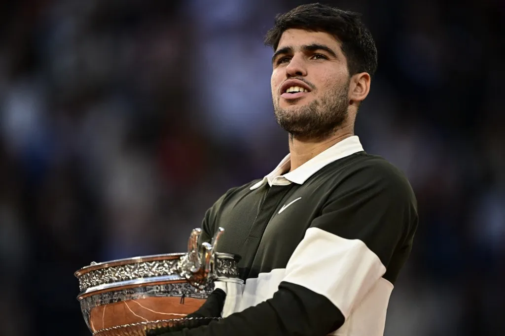 tenisz Spain's Carlos Alcaraz holds the trophy after winning the men's singles final match against Italy's Jannik Sinner on day 15 of the French Open tennis tournament on Court Philippe-Chatrier at the Roland-Garros Complex in Paris on June 8, 2025. (Photo by JULIEN DE ROSA / AFP)