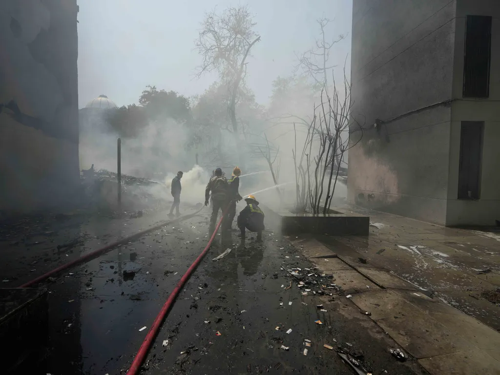 utasszállító repülőgép repülőgép, baleset, lezuhant, repülőgépbaleset, India, Air India, Air India 171-es járat, 2025.06.12., Indiarepülőgépbaleset, Ahmadábád, 2025. június 12.
Tűzoltók fékezik meg a lángokat a baleset helyszínén, a Gudzsarát állambeli Ah