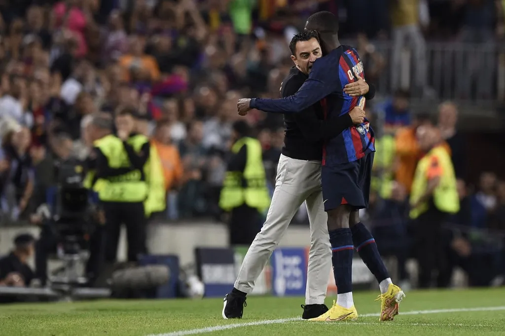 Barcelona's French forward Ousmane Dembele (R) celebrates scoring the opening goal with Barcelona's Spanish coach Xavi during the UEFA Champions League 1st round, group C, football match between FC Barcelona and Inter Milan at the Camp Nou stadium in Barcelona on October 12, 2022. (Photo by Josep LAGO / AFP)