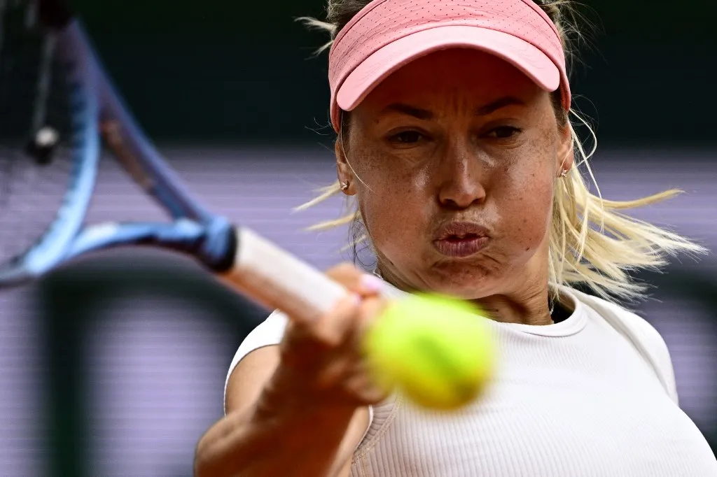 tenisz, Kazakhstan's Yulia Putintseva plays a forehand return to Russia's Mirra Andreeva during their women's singles match on day 7 of the French Open tennis tournament on Court Suzanne-Lenglen at the Roland-Garros Complex in Paris on May 31, 2025. (Photo by JULIEN DE ROSA / AFP)